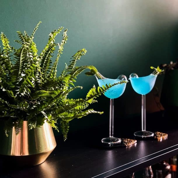 Cocktail signature bleu servi chez Restoquali, verre givré